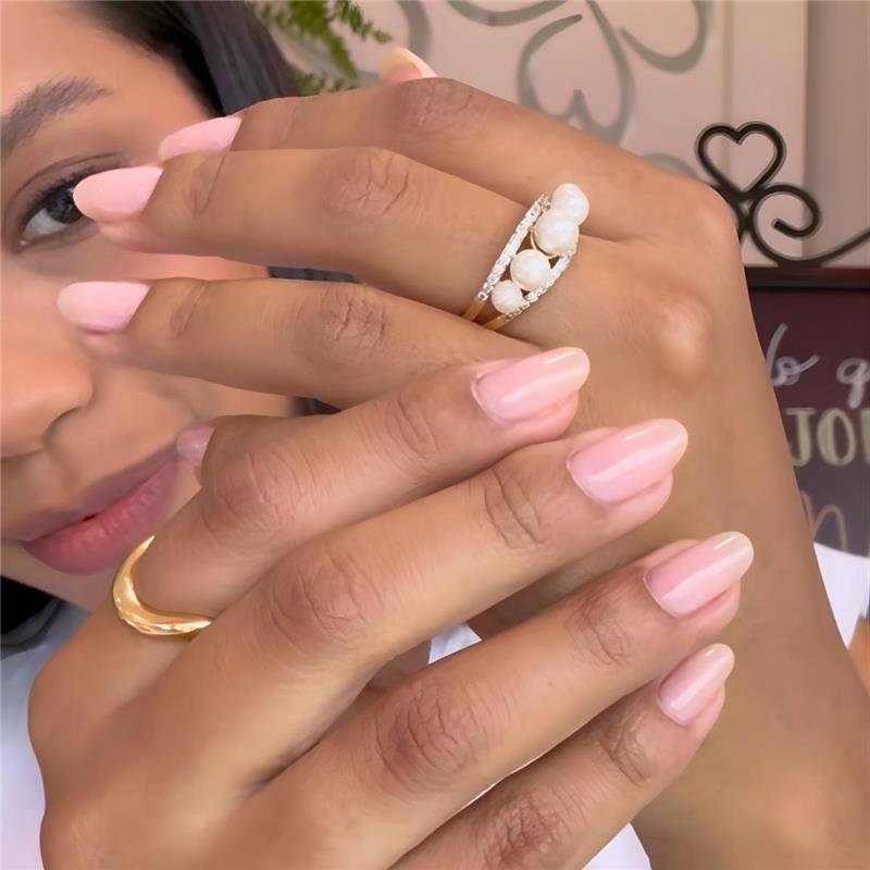 ANEL COM PÉROLAS E PEDRAS DE ZIRCÔNIAS FOLHEADO A OURO