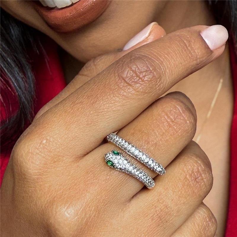 ANEL COBRA COM PEDRAS DE ZIRCÔNIA CRISTAL E ESMERALDA FOLHEADO A OURO