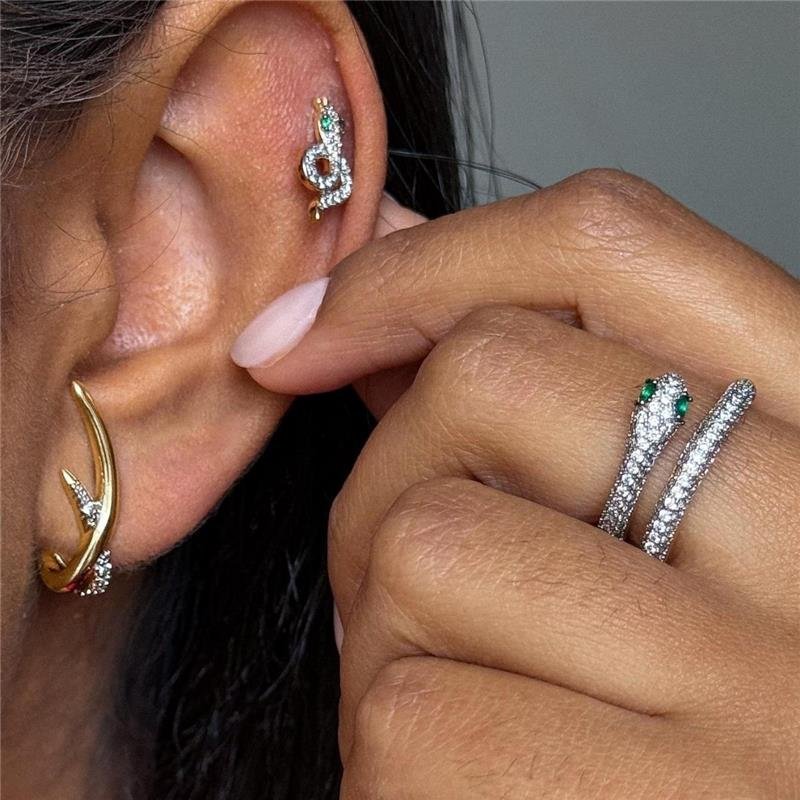 ANEL COBRA COM PEDRAS DE ZIRCÔNIA CRISTAL E ESMERALDA FOLHEADO A OURO