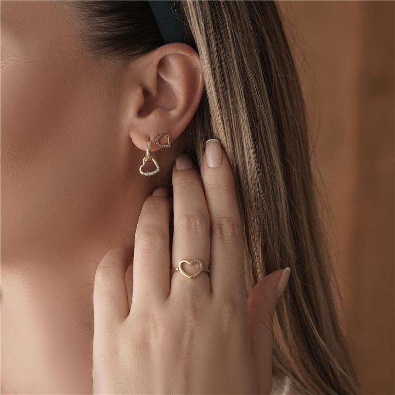 ANEL COM CORAÇÃO VAZADO E PEDRAS DE ZIRCÔNIA FOLHEADO A OURO