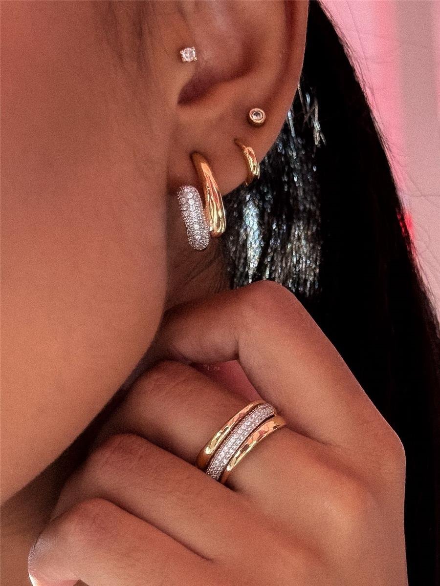 ANEL APARADOR CRAVEJADO DE PEDRAS DE ZIRCONIAS E LATERAIS LISAS FOLHEADO A OURO