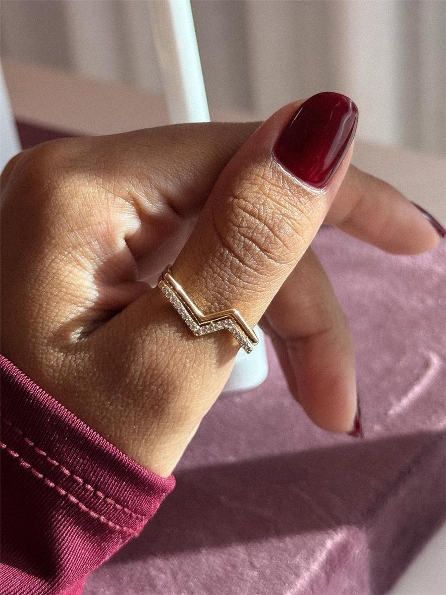 ANEL FILETES EM FORAMTO DE Z COM PEDRAS DE ZIRCONIAS FOLHEADO A OURO