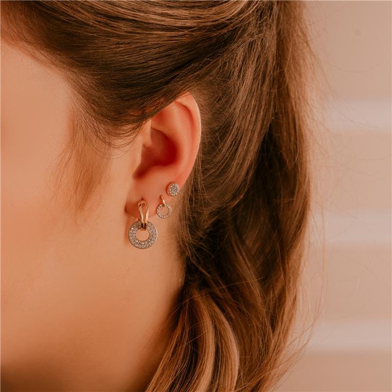 Brinco Redondo Com Pedras De Zircônias Folheado A Ouro 18k