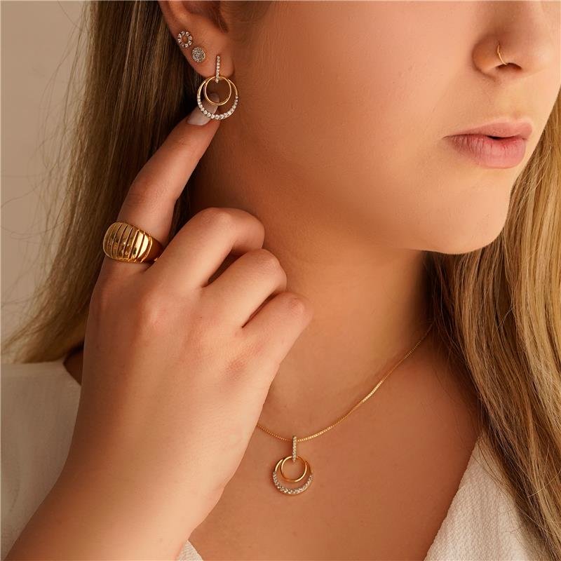 Brinco Redondo Com Pedras De Zircônias Folheado A Ouro 18k