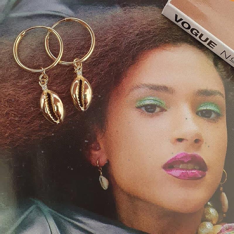 BRINCO ARGOLA COM BUZIO E PEDRAS DE ZIRCÔNIAS FOLHEADO A OURO