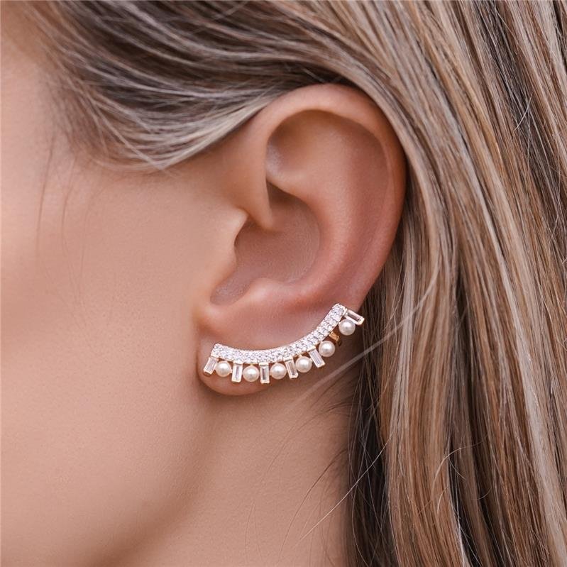 BRINCO EAR CUFF COM PEDRAS DE ZIRCONIAS E PEROLAS FOLHEADO A OURO
