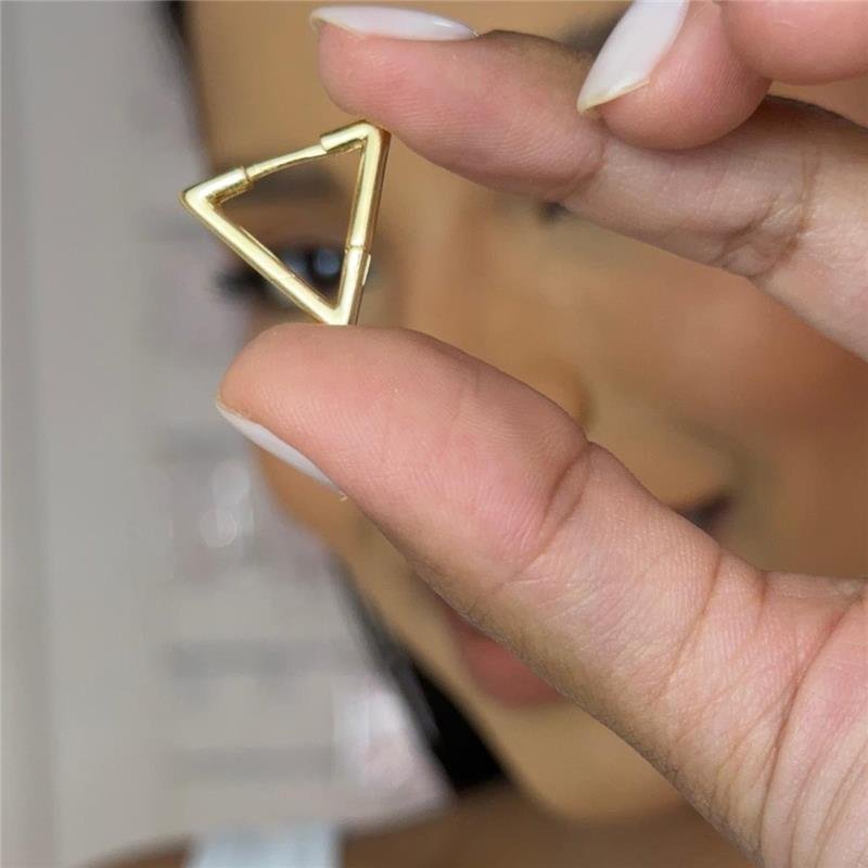 BRINCO CLICK TRIANGULO LISO FOLHEADO A OURO