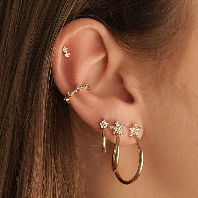 BRINCO MEIA ARGOLA PEQUENA COM ESTRELA E PEDRAS DE ZIRCÔNIA FOLHEADO A OURO