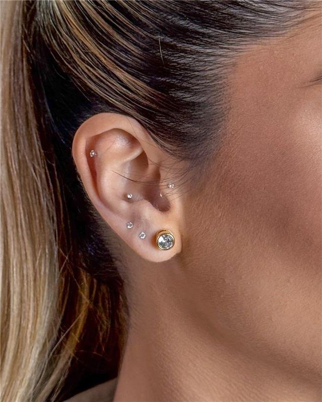 Brinco Redondo Com Pedras De Zircônia Folheado A Ouro