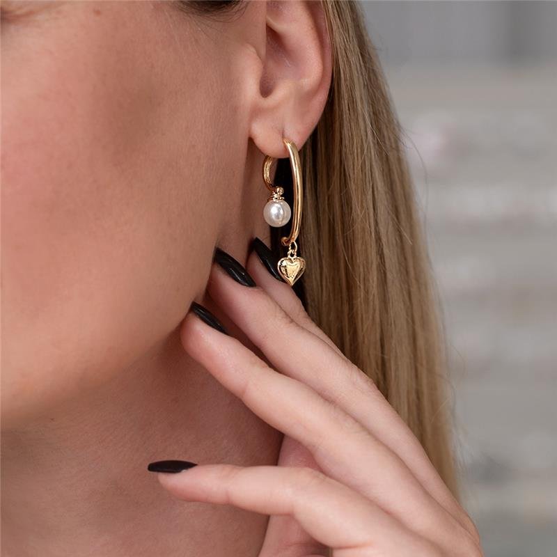 BRINCO ALONGADO COM CORAÇÃO E PÉROLA FOLHEADO A OURO