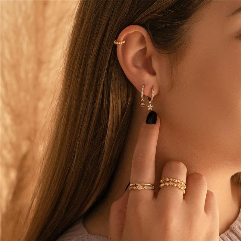BRINCO CLICK FLORZINHA COM PEDRAS DE ZIRCÔNIA FOLHEADO A OURO