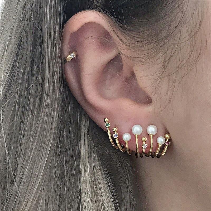 BRINCO EAR CUFF COM FILETES, BOLINHAS, PÉROLAS E PEDRAS MULTICOLOR FOLHEADO A OURO