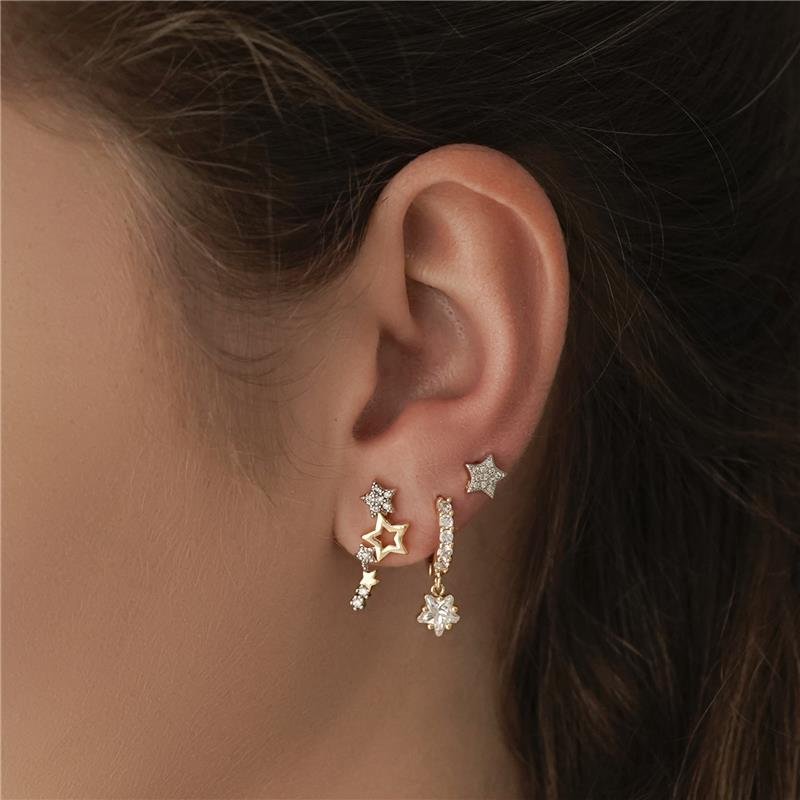 BRINCO EAR CUFF COM ESTRELINHAS FOLHEADO A OURO