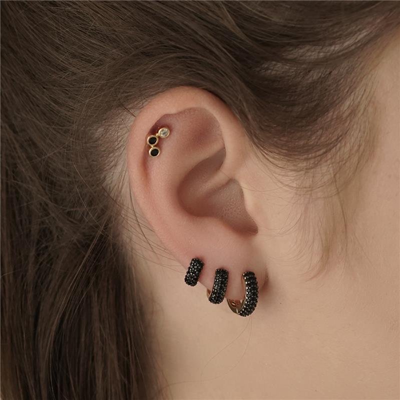 BRINCO ARGOLA GRANDE COM PEDRAS DE ZIRCÔNIA NEGRAS FOLHEADO A OURO