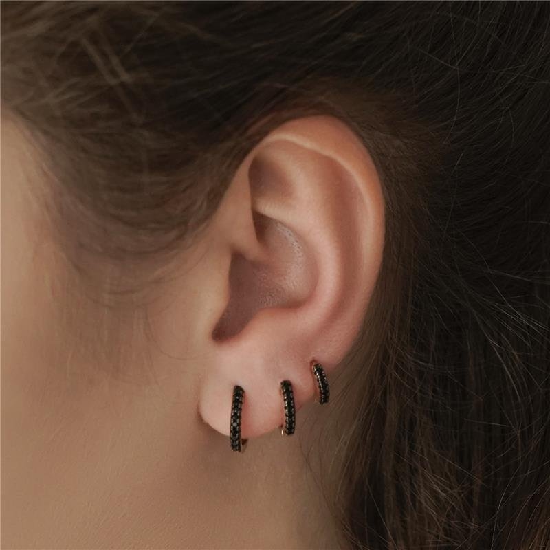 BRINCO ARGOLA GRANDE COM PEDRAS DE ZIRCÔNIA NEGRAS FOLHEADO A OURO