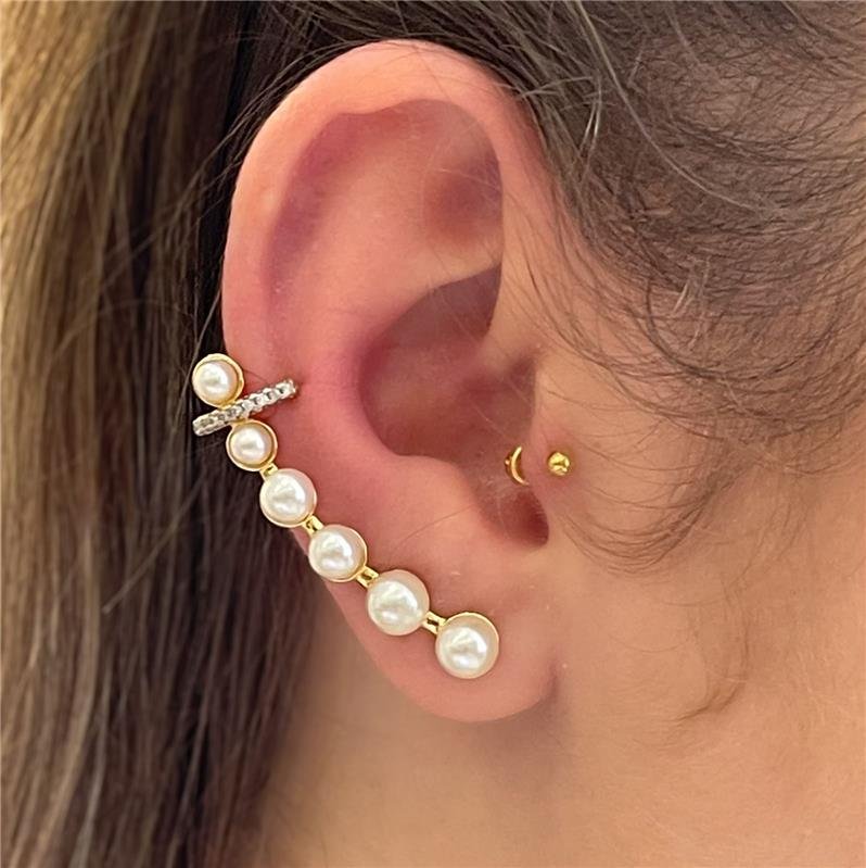BRINCO EAR CUFF COM PÉROLAS DIFERENTES TAMANHOS E PEDRAS DE ZIRCÔNIAS FOLHEADO A OURO
