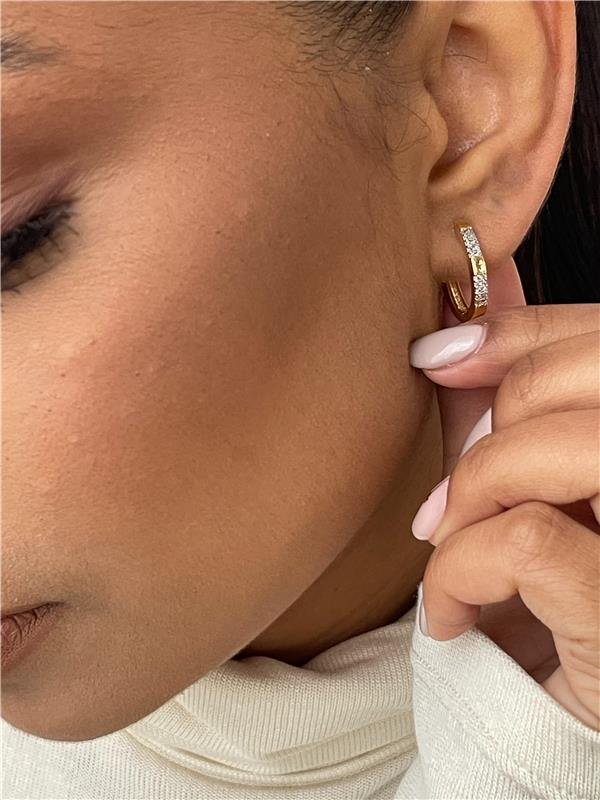 BRINCO CLICK OVAL MÉDIO COM PEDRAS DE ZIRCONIAS FOLHEADO A OURO