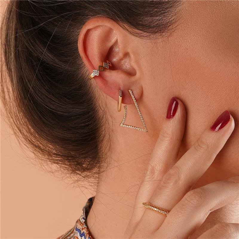 BRINCO CLICK FORMATO DIAMANTE COM PEDRAS DE ZIRCONIAS FOLHEADO A OURO