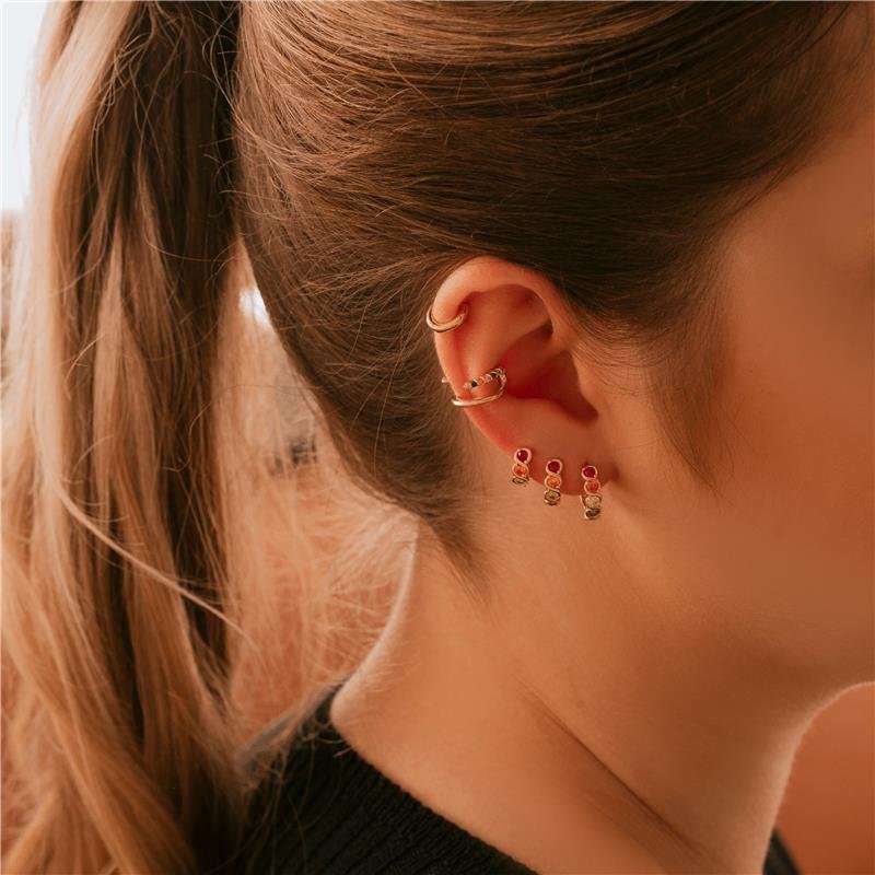 BRINCO PIERCING FAKE COM DETALHE ABERTO E ZIRCÔNIAS MULTICOLOR FOLHEADO A OURO