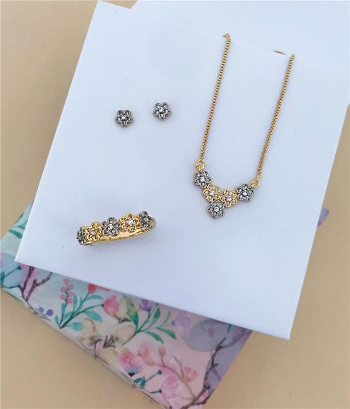 BRINCO FLORZINHA DE ZIRCÔNIAS FOLHEADO A OURO