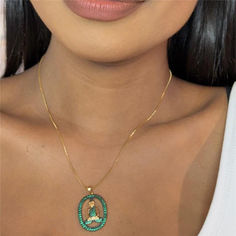 PINGENTE BUDA DE JADE COM PEDRAS DE ZIRCÔNIA VERDE ESMERALDA FOLHEADO A OURO