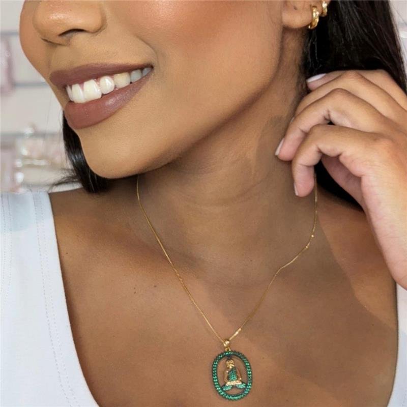 PINGENTE BUDA DE JADE COM PEDRAS DE ZIRCÔNIA VERDE ESMERALDA FOLHEADO A OURO