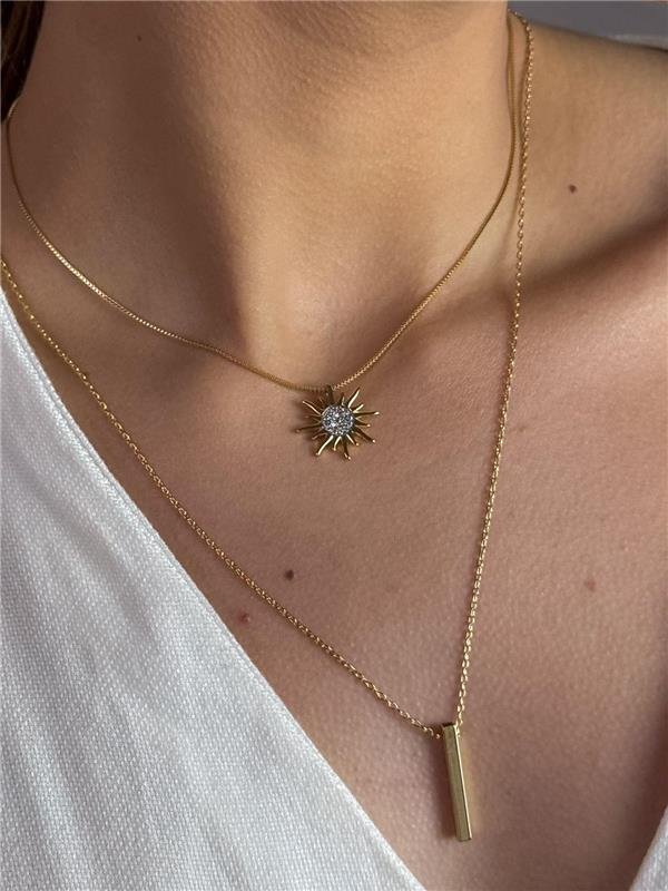 GARGANTILHA SOL COM PEDRAS DE ZIRCONIAS FOLHEADA A OURO