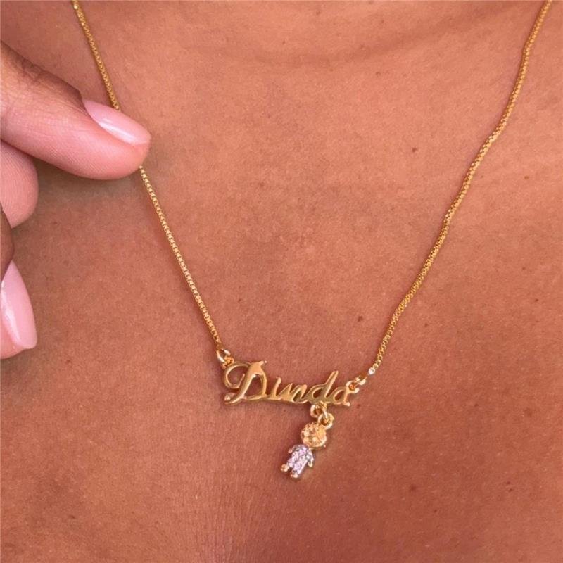 GARGANTILHA 'DINDA' COM PINGENTE MENINO COM PEDRAS DE ZIRCÔNIAS FOLHEADA A OURO