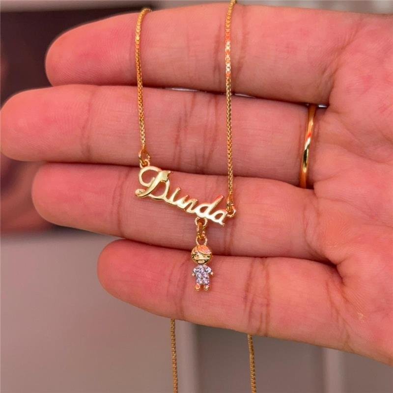 GARGANTILHA 'DINDA' COM PINGENTE MENINO COM PEDRAS DE ZIRCÔNIAS FOLHEADA A OURO