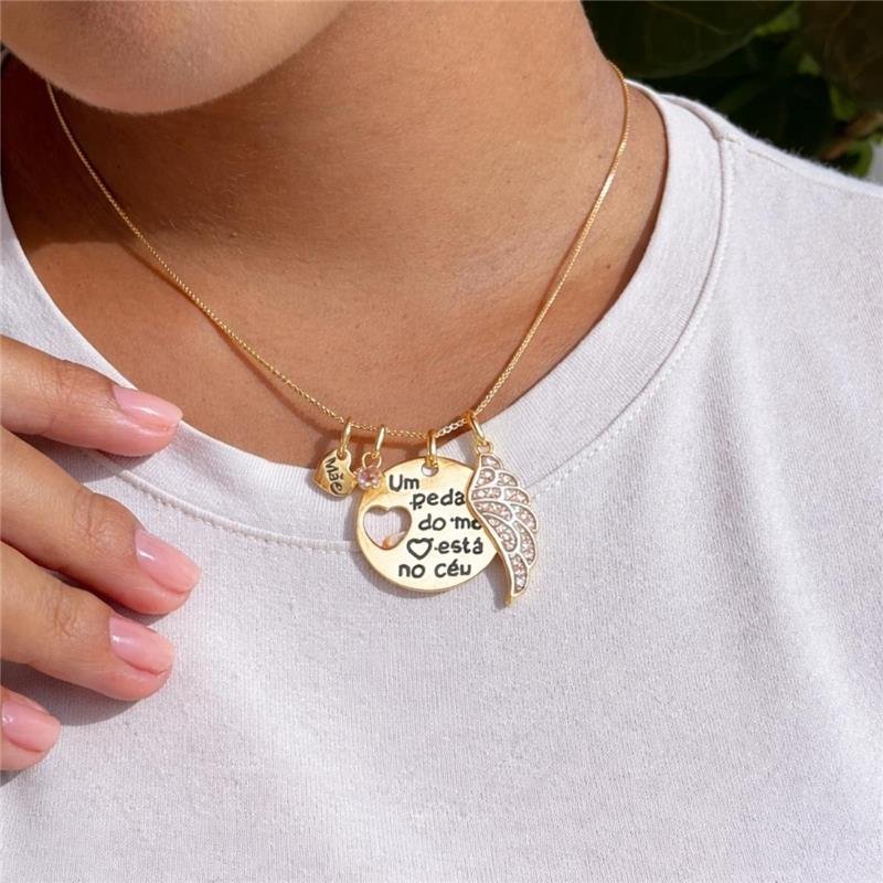 GARGANTILHA COLEÇÃO ANJOS DA LUZ PLACA COM ASA E PING MÃE E PONTO DE LUZ COM PEDRAS DE ZIRCONIAS FOLHEADA A OURO