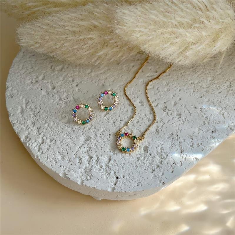 GARGANTILHA 40CM COM EXTENSOR DE 5CM COM PINGENTE REDONDO VAZADO E PEDRAS MULTICOLOR FOLHEADA A OURO