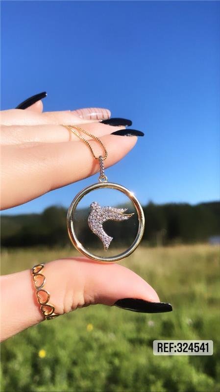 GARGANTILHA ESPIRITO SANTO COM PEDRAS DE ZIRCÔNIA E CRISTAL DE VIDRO FOLHEADA A OURO