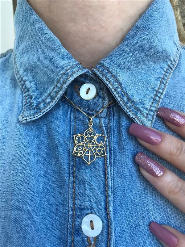 GARGANTILHA FLOR DE LOTUS COM SIMBOLOGIA SAGRADA FOLHEADA A OURO
