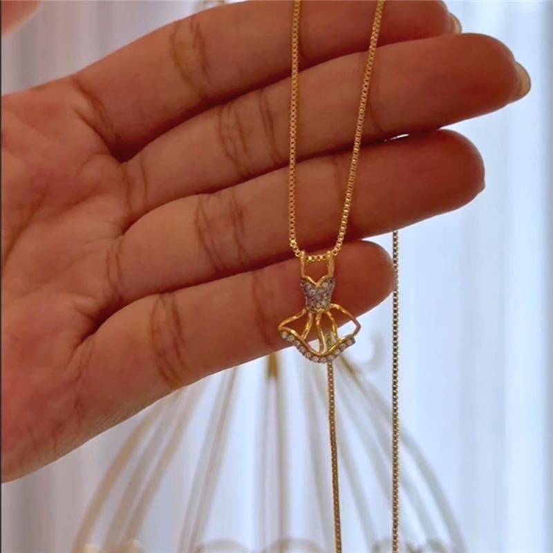 GARGANTILHA VESTIDO VAZADO COM PEDRAS DE ZIRCÔNIA FOLHEADO A OURO
