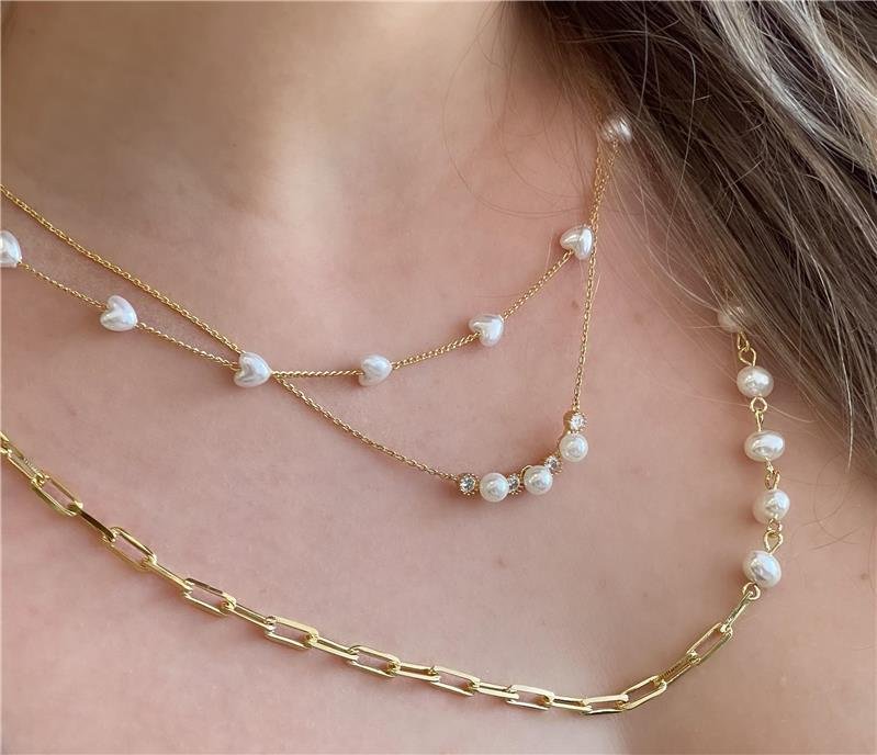 GARGANTILHA COM MALHA CARTIER, PORTUGUESA E PÉROLAS SHEL BARROCAS FECHO BOIA FOLHEADA A OURO