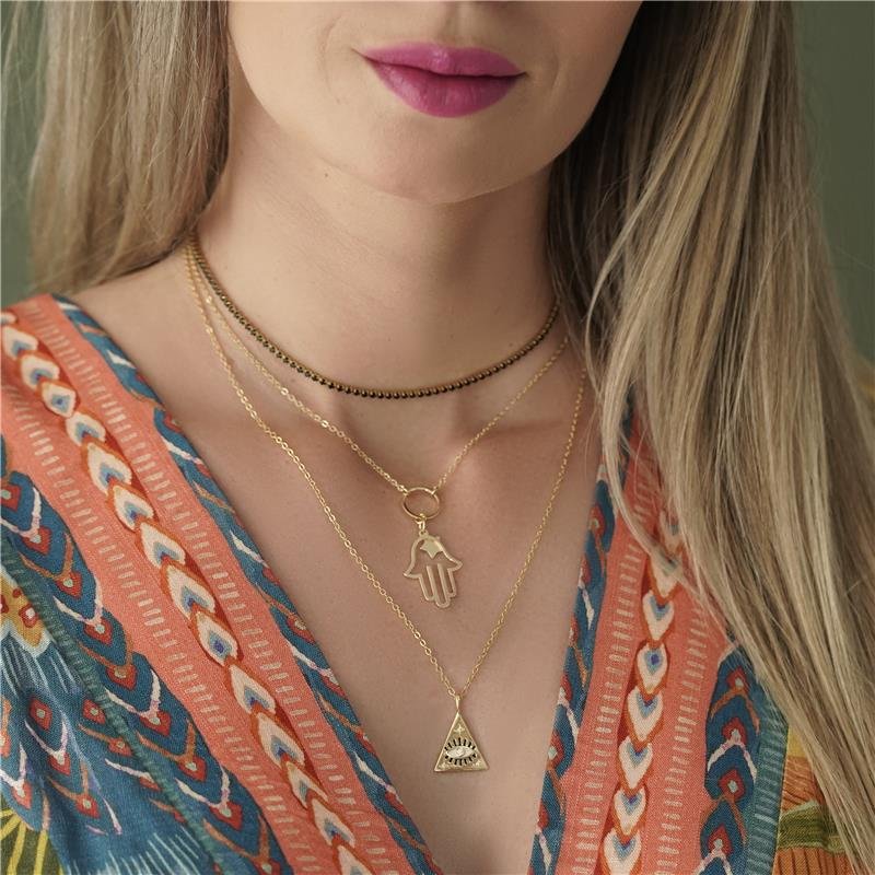 GARGANTLHA MEDALHA TRIANGULAR OLHO GREGO COM PEDRAS DE ZIRCONIAS FOLHEADA A OURO