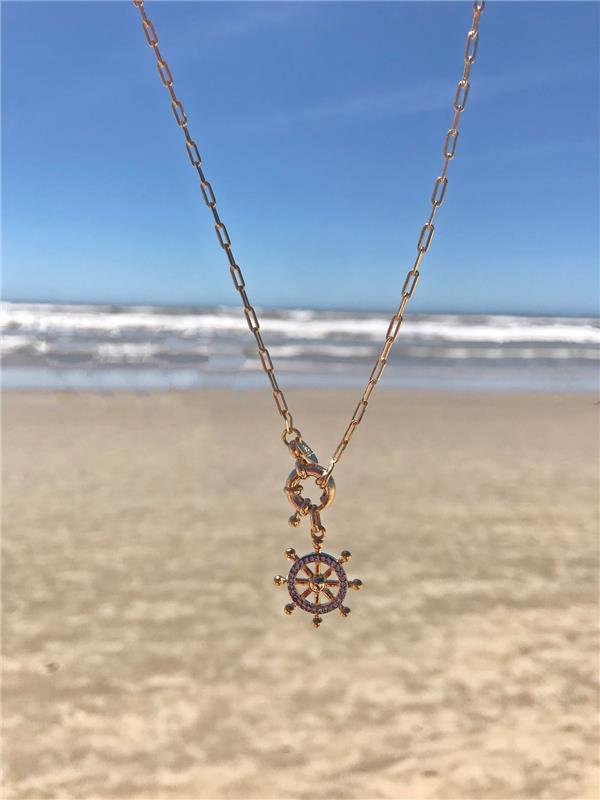 GARGANTILHA ELO CARTIER COM PINGENTE LEME, PEDRAS DE ZICÔNIA E FECHO BÓIA FOLHEADO A OURO