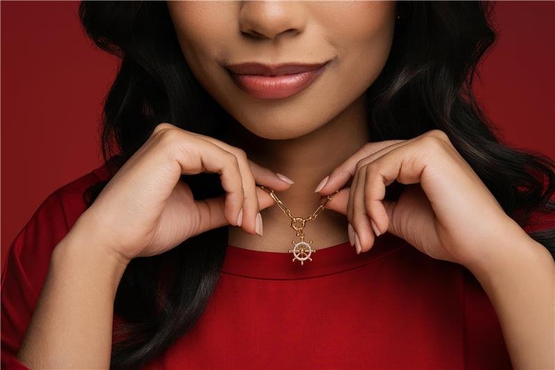 GARGANTILHA ELO CARTIER COM PINGENTE LEME, PEDRAS DE ZICÔNIA E FECHO BÓIA FOLHEADO A OURO