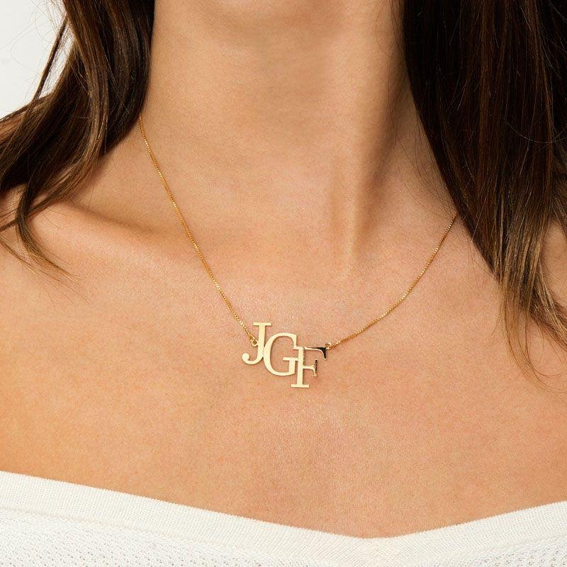 GARGANTILHA MONOGRAMA TRÊS LETRAS PERSONALIZÁVEL FOLHEADA A OURO
