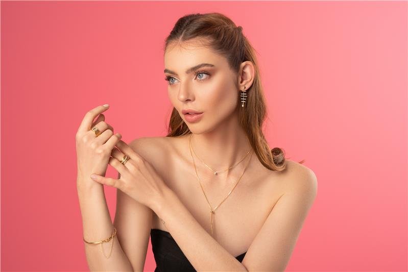GARGANTILHA ESTILO GRAVATA COM REGULAGEM GOTINHAS CRAVEJADAS FOLHEADA A OURO