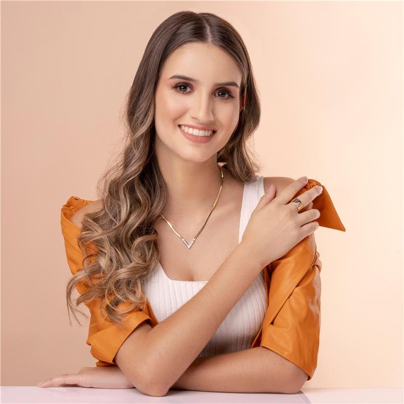 GARGANTILHA MALHA FITA COM DETALHE V CRAVEJADO FOLHEADA A OURO