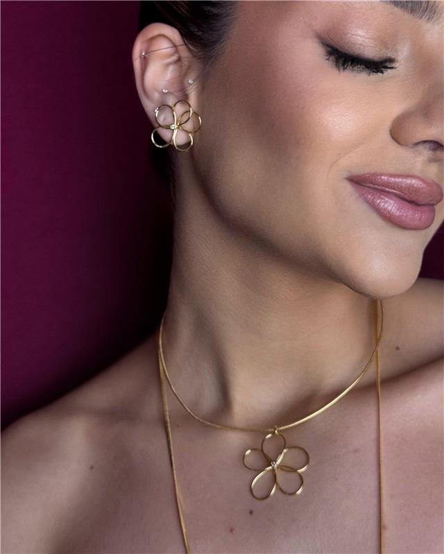 GARGANTILHA SEMI RÍGIDA COM PINGENTE FLOR FIO VAZADO FOLHEADO A OURO