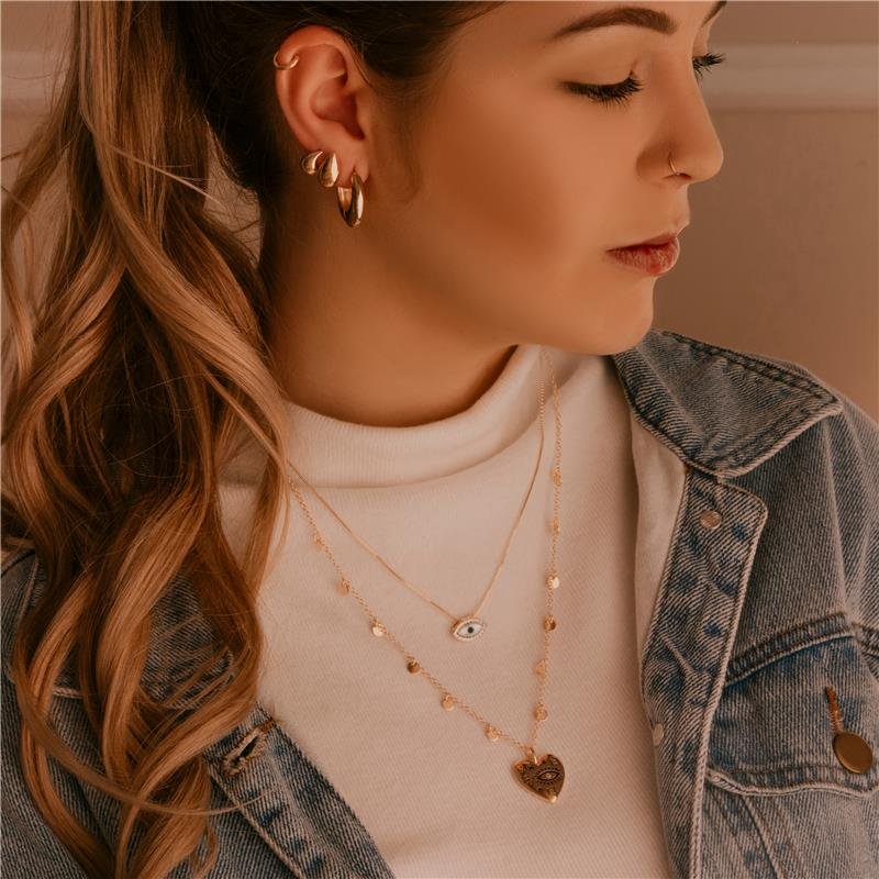 GARGANTILHA CHAPINHAS COM PINGENTE CORAÇÃO OLHO GREGO DETALHES EM RESINA NEGRA E ZIRCÔNIAS MULTICOLOR FOLHEADO A OURO