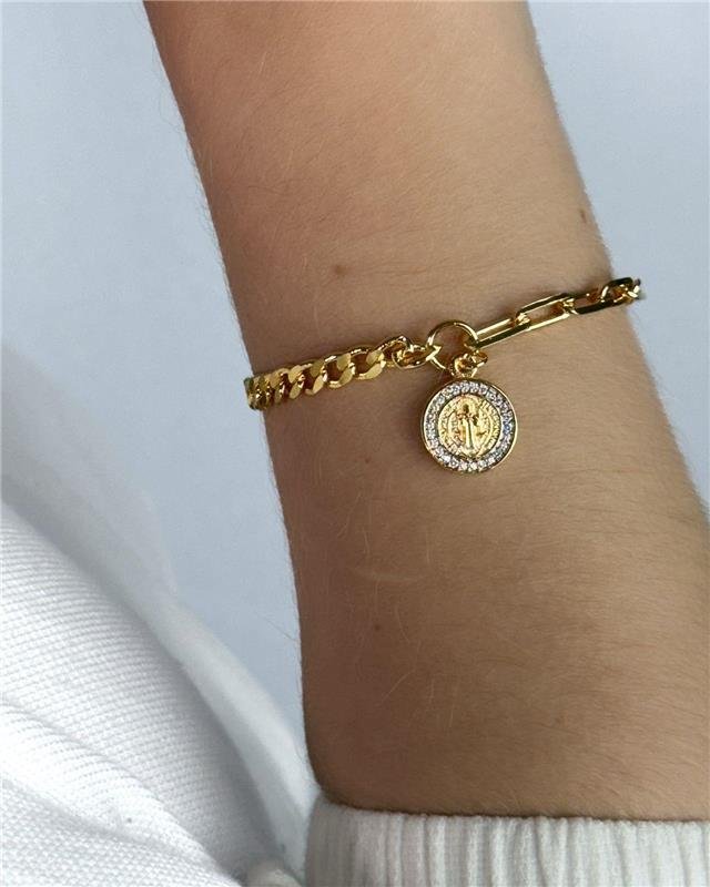 PULSEIRA COM ELO CARTIER E DIAMANTADO, FECHO BOIA E PING SAO BENTO COM PEDRAS DE ZIRCONIAS FOLHEADO A OURO