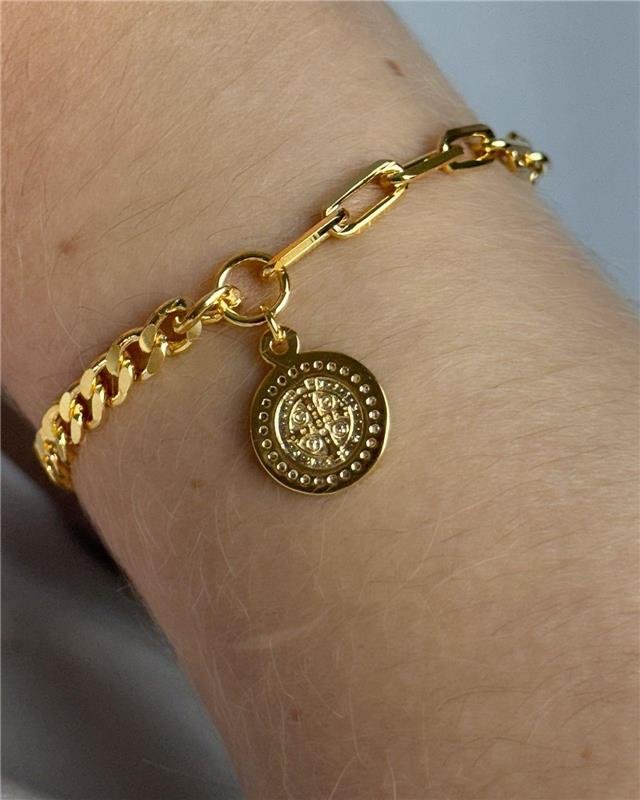 PULSEIRA COM ELO CARTIER E DIAMANTADO, FECHO BOIA E PING SAO BENTO COM PEDRAS DE ZIRCONIAS FOLHEADO A OURO