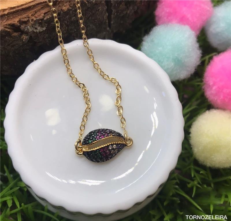 TORNOZELEIRA BUZIO COM PEDRAS MULTICOLOR FOLHEADA A OURO