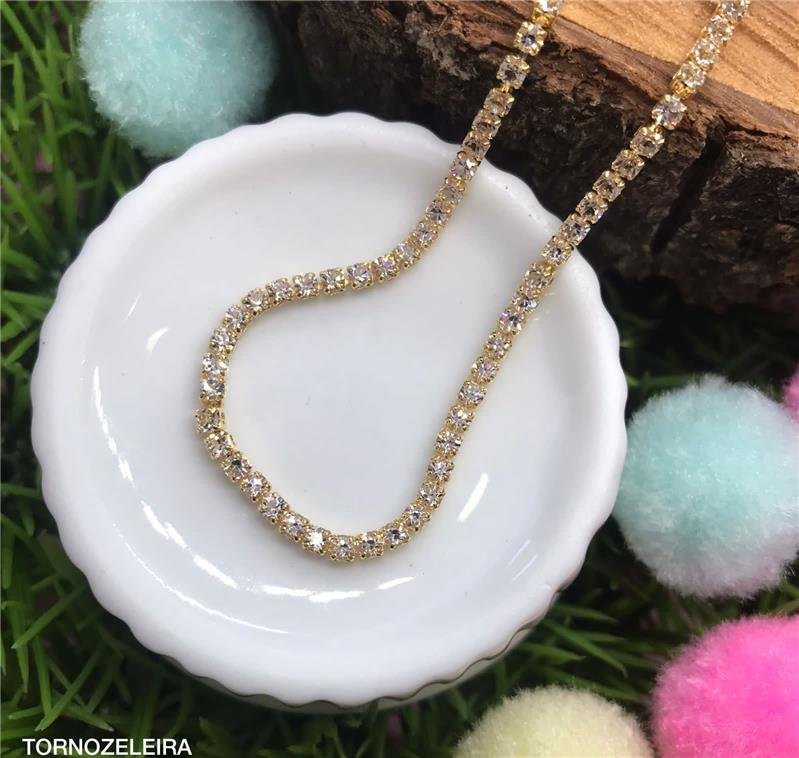 TORNOZELEIRA CRAVEJADA COM PEDRAS DE ZIRCÔNIA CRISTAL FOLHEADA A OURO