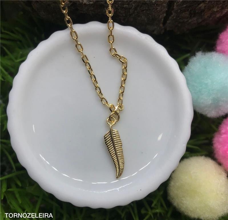 TORNOZELEIRA COM PINGENTE DE PENA FOLHEADA A OURO